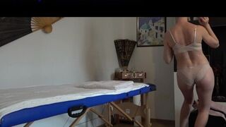 Pretentious Lady goes in a massage room for full treatment of happiness - porn video